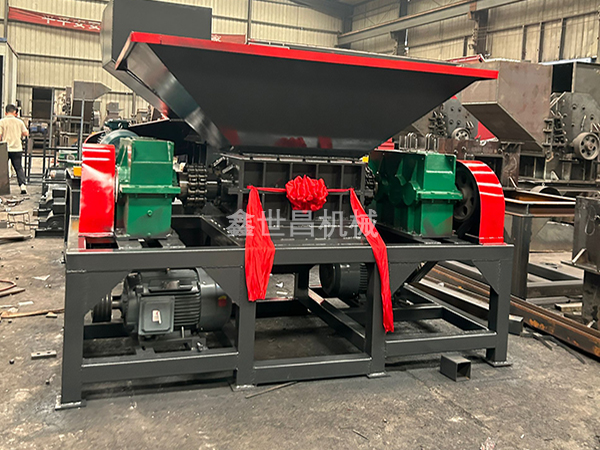 800型撕碎機(jī)+800型破碎機(jī)發(fā)貨現(xiàn)場(chǎng)